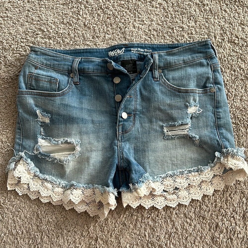 Mossimo distressed short with lace trim, size 12